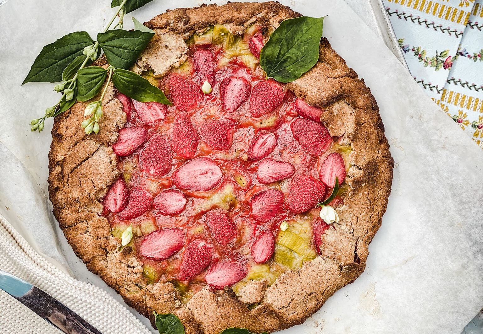 Rustic strawberry and rhubarb pie