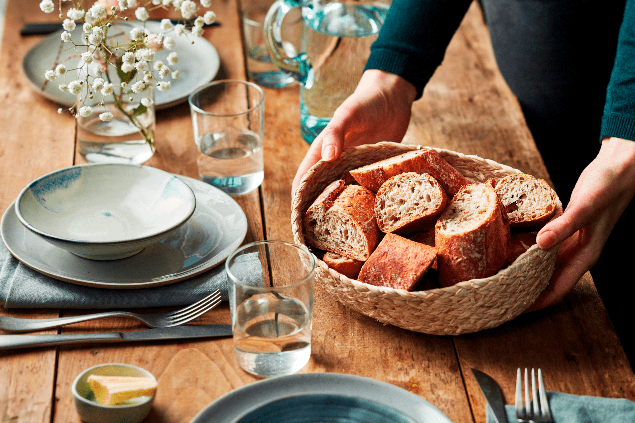 Photographie d'une table dressée avec un panier de tranches de baguettes amibiote.